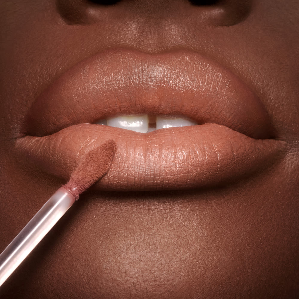 Airbrush Flawless Lip Blur in Nude close up on a deep skin tone model