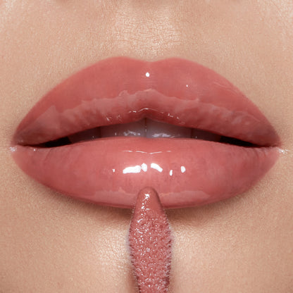 Pillow Talk Big Lip Plumpgasm - Fair/Medium on fair skin tone model