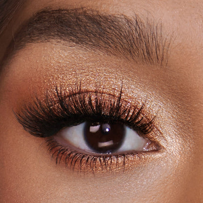 The Queen of Glow Luxury Palette Eyeshadow Model 2