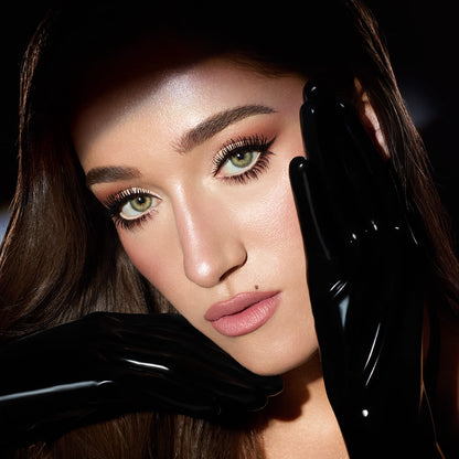 Bella Tilbury in the full Exagger-Eyes Look