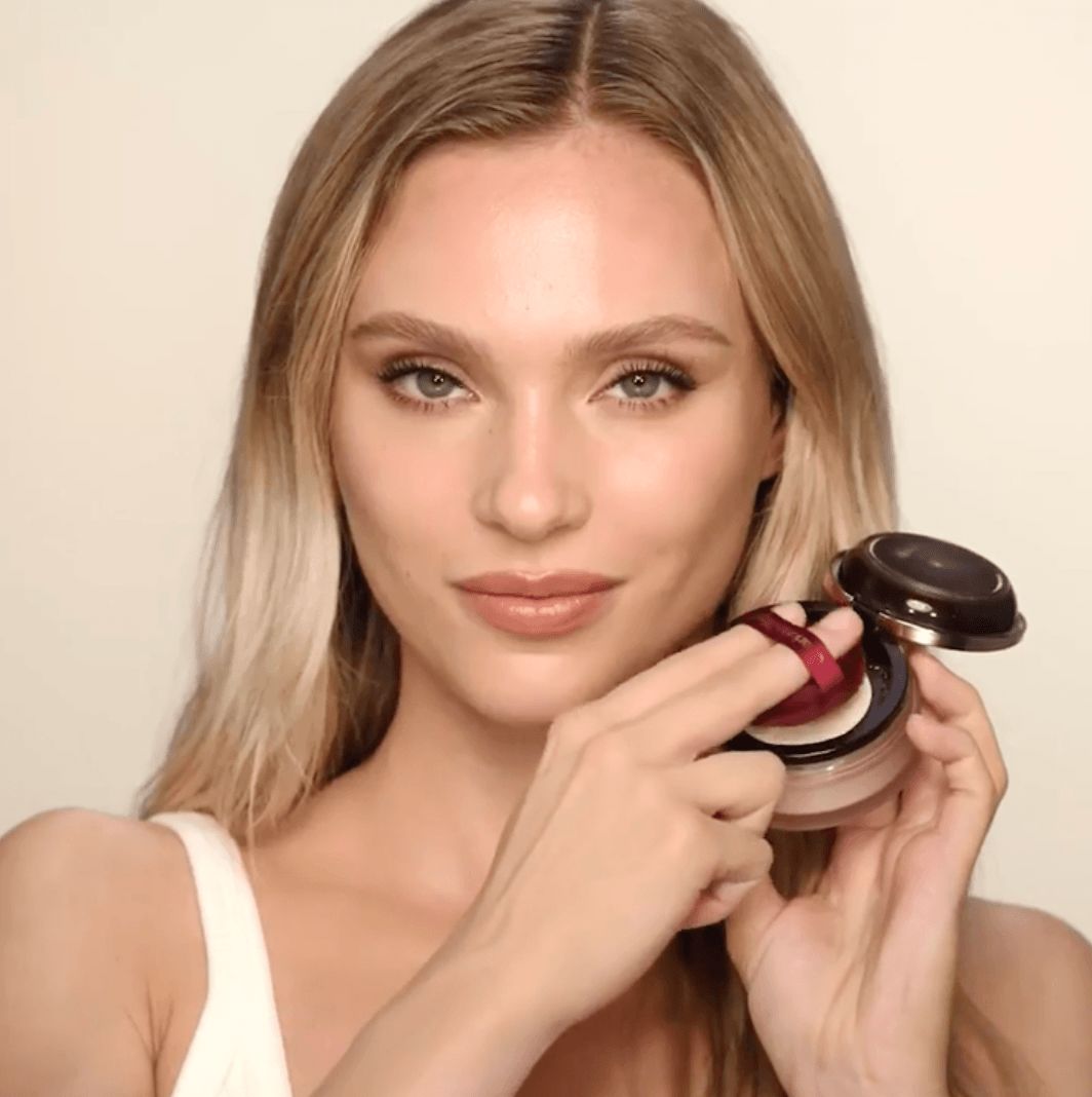Loose Powder Brightening Pink Model Application