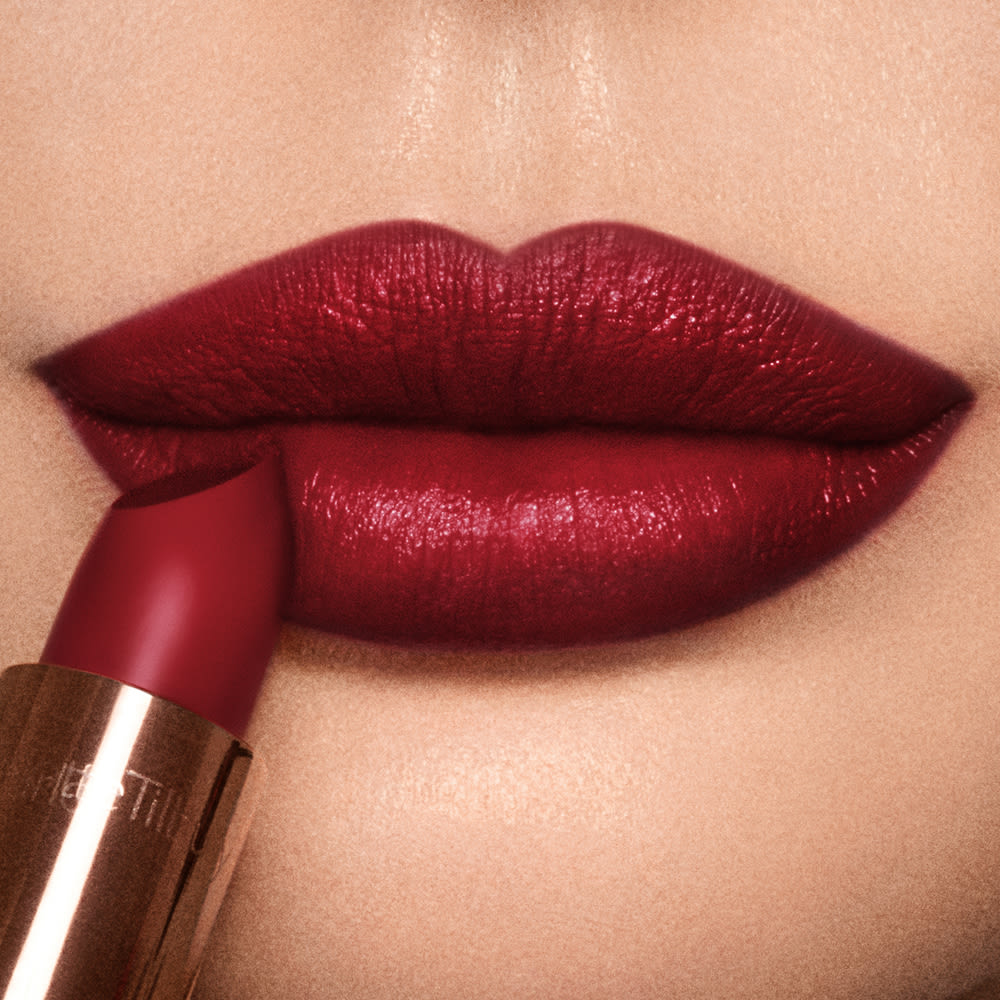 Night-Crimson-Light-Lip-Model