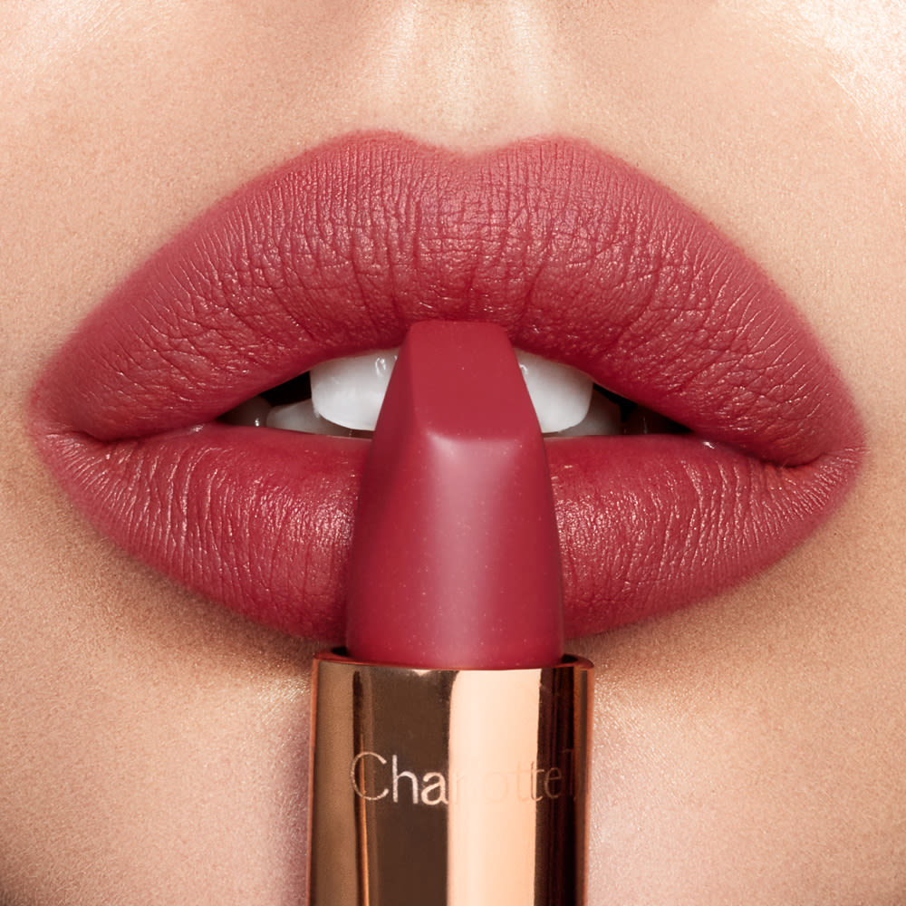 m-i-kiss-girl-lipshot
