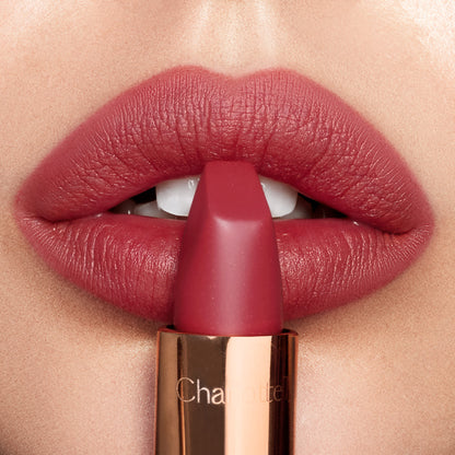 m-i-kiss-girl-lipshot