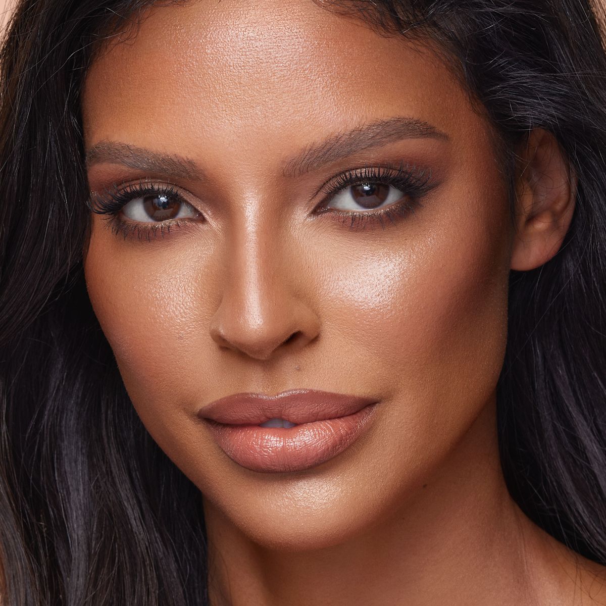 Model wearing Hollywood Contour Wand Easy Liquid Contour - Tan