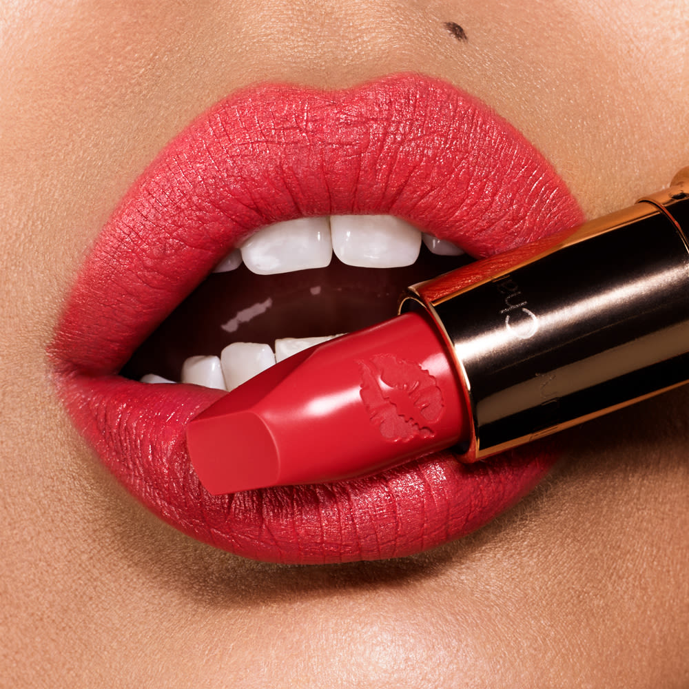 hot-lips-hot-emily-lipshot
