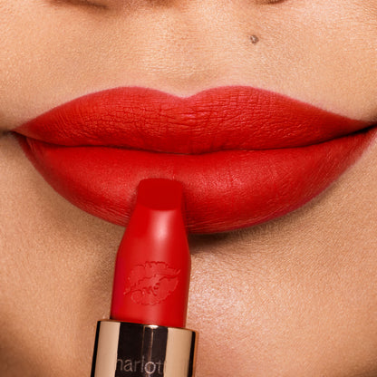 hot-lips-tell-laura-lipshot