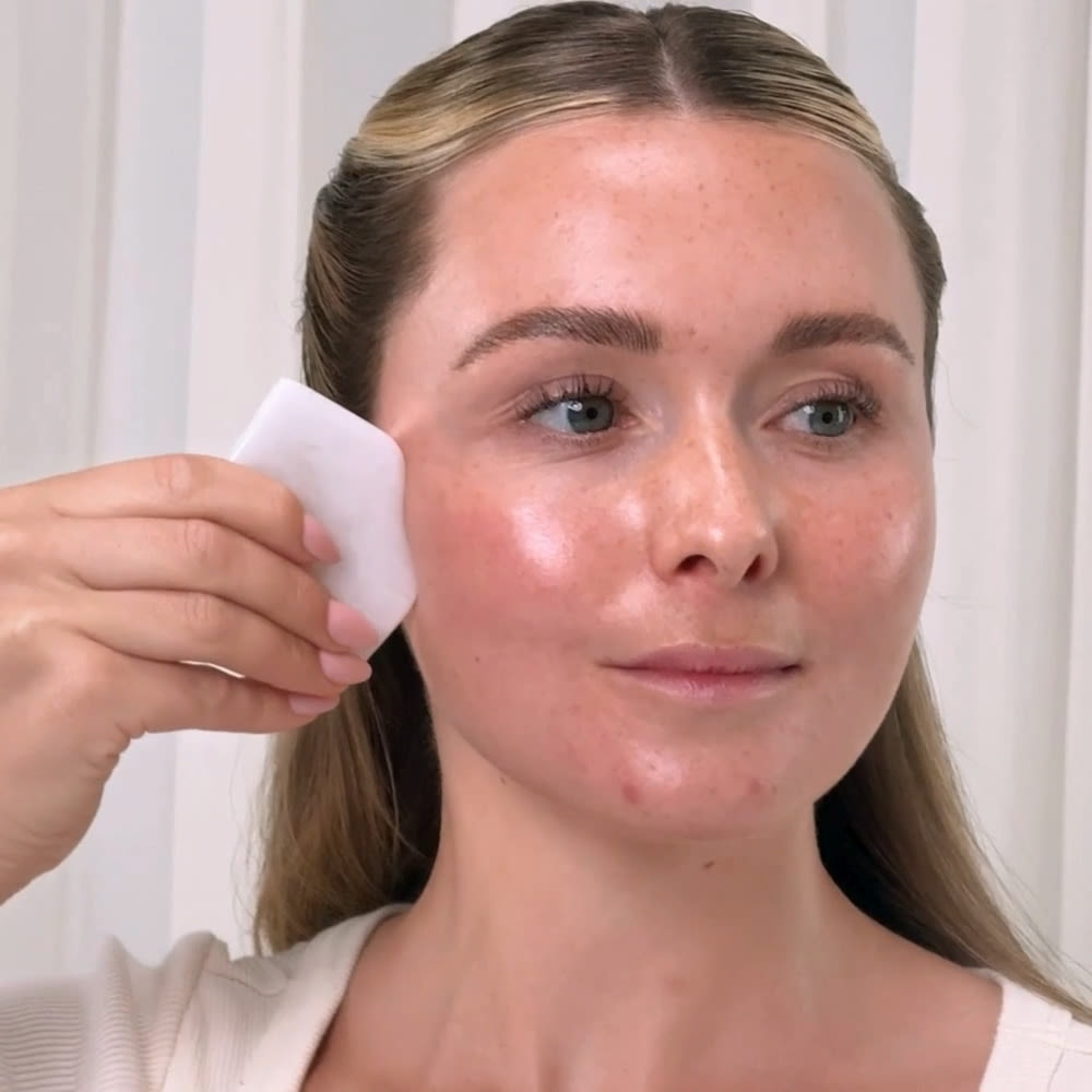 GUA SHA MODEL STILL