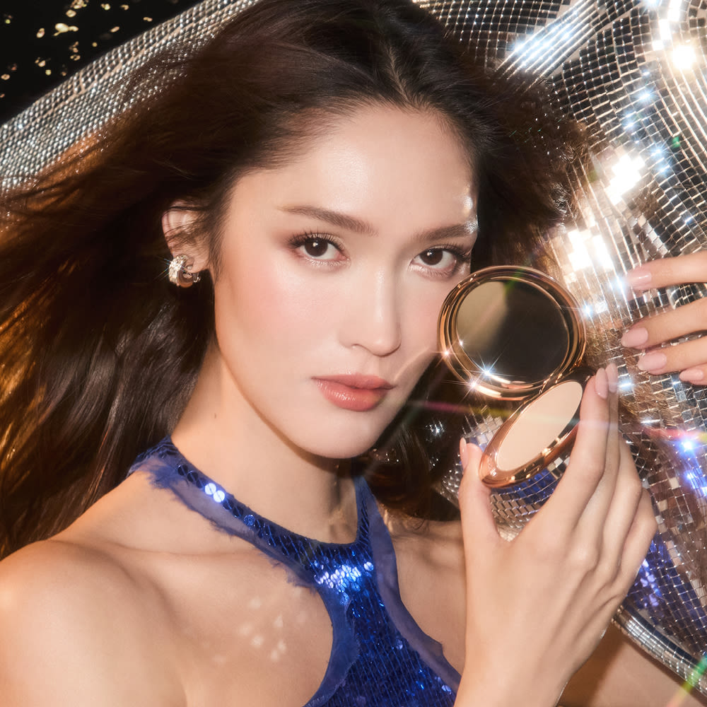 Holiday 25 Airbrush Powder 1 Fair with Fair Model Aimee